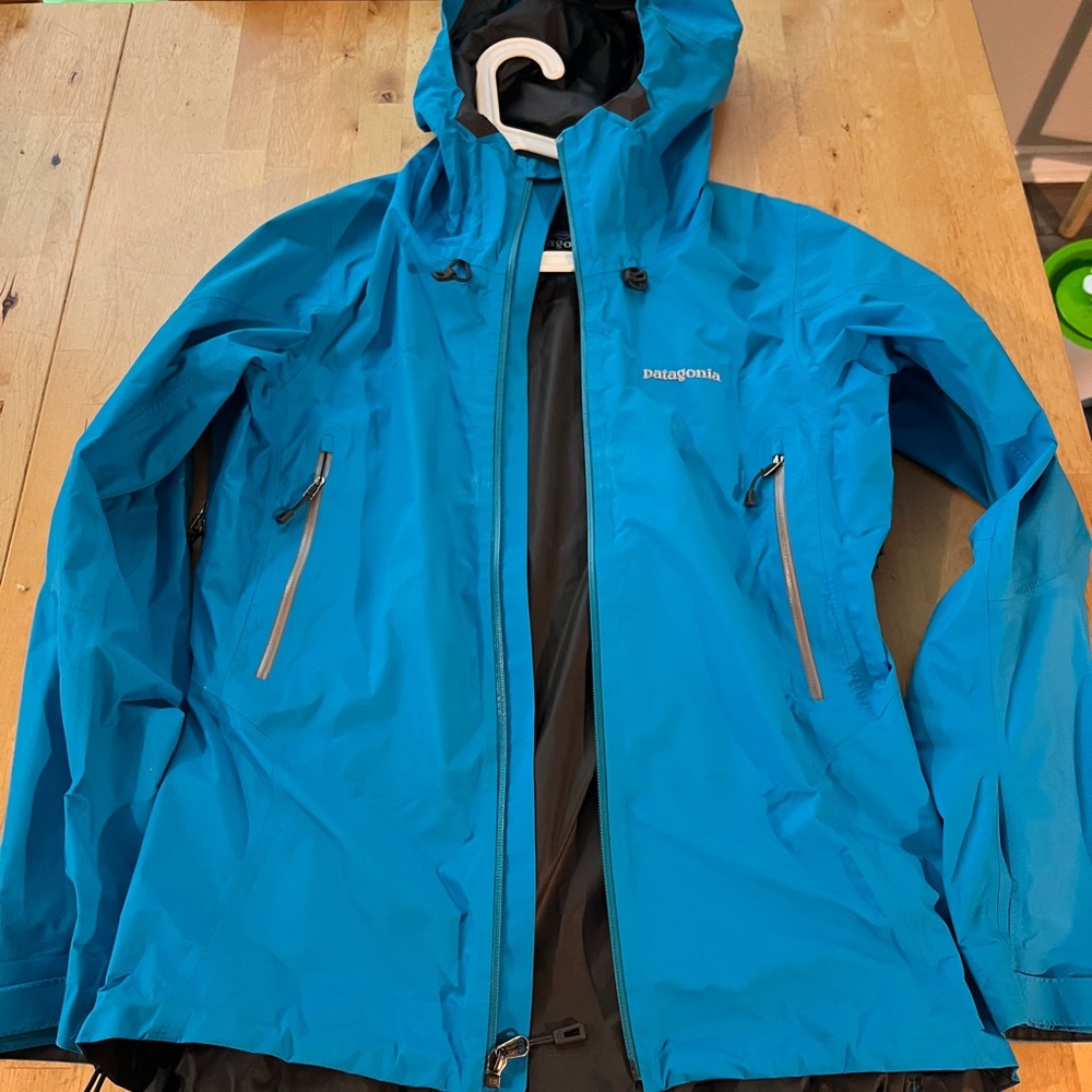 Patagonia Rain jacket in EUC with a few small flaws, see pics.
